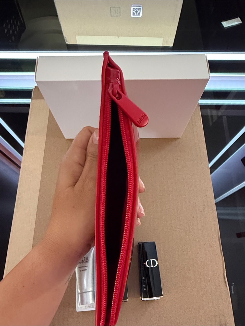 Dior Red Patent Cosmetic Pouch with 2 lipsticks and Le serum sample - Picture 4 of 8